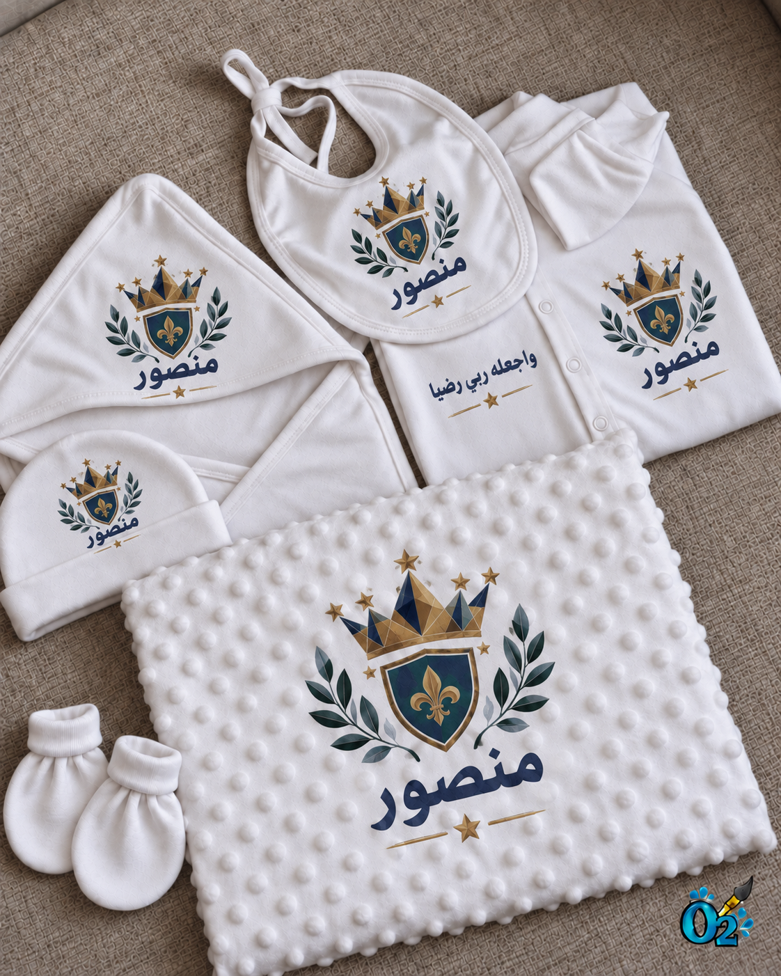 طقم O2 Baby مخصص باسم منصور – تاج هندسي